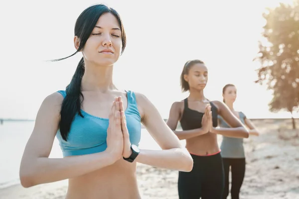 Grupo Mujeres Haciendo Yoga Meditando Amanecer Cerca Del Mar Playa — Foto de Stock