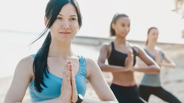 Front View Shot Van Vrouwen Doen Yoga Staan Aan Kust — Stockfoto