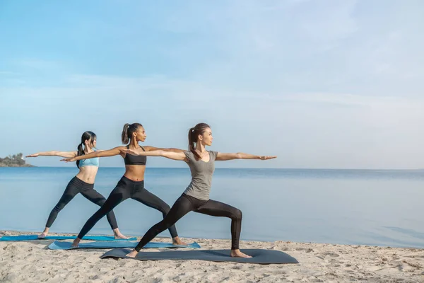 Groupe Femmes Pratiquant Yoga Sur Plage — Photo