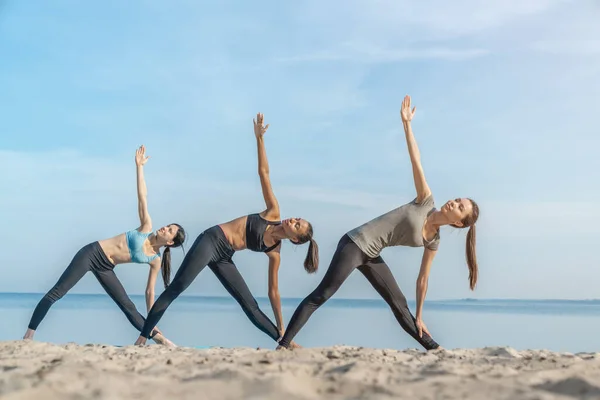 Les Jeunes Femmes Concentrées Faisant Yoga Posent Extérieur Près Oce — Photo