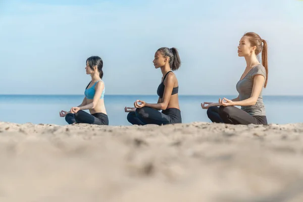 Side View Shot Van Vrouwen Maken Yoga Meditatie Lotus Poseren — Stockfoto