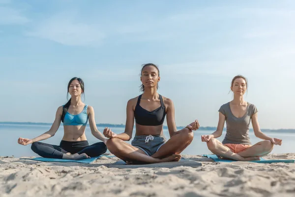 Vooraanzicht Van Sportieve Meisjes Mediteren Lotus Positie Het Strand Van — Stockfoto