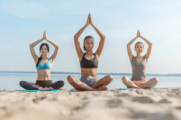 Első Nézet Sportos Lányok Gyakorló Jóga Lótuszpozícióban Ocean Beach — Stock Fotó