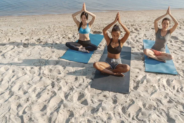 Groupe Jeunes Femmes Pratiquant Yoga Matin Sur Plage — Photo