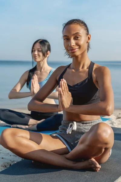 Verticaal Schot Van Vrouwelijke Vrienden Doen Yoga Oefening Buiten — Stockfoto