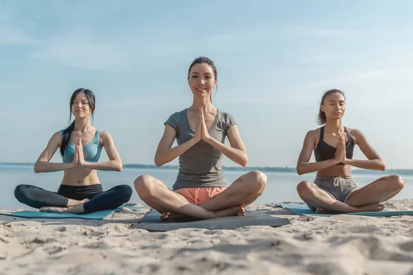 Vreedzame Meisjes Maken Yoga Meditatie Lotus Poseren Zonnig Strand — Stockfoto