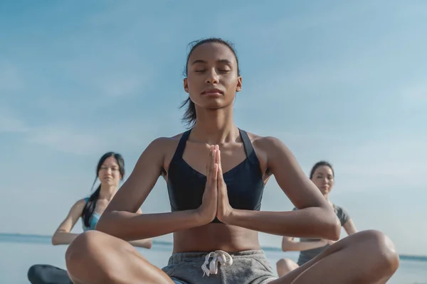 Lage Hoek Uitzicht Van Jonge Vrouw Yoga Klasse Doen Meditatie — Stockfoto
