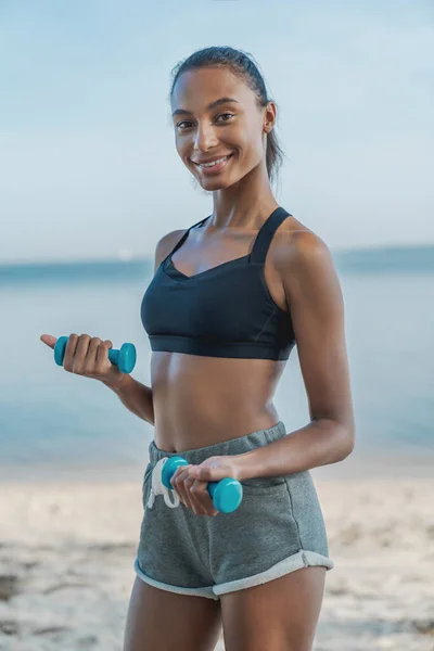 Retrato Una Joven Forma Con Pesas Playa Por Mañana — Foto de Stock