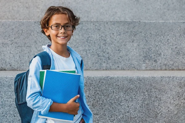 Retrato Feliz Caucasiano Menino Escola Com Mochila Segurando Notebook Fora — Fotografia de Stock