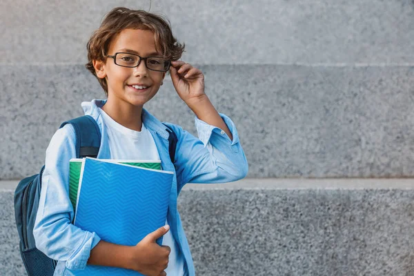 Porträt Eines Glücklichen Kaukasischen Schuljungen Mit Rucksack Und Notizbuch Vor — Stockfoto