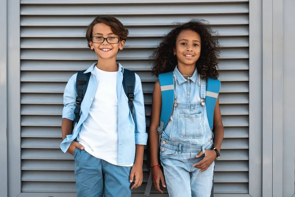 Lächelnde Schulkinder Blicken Die Kamera Auf Der Straße Vor Grauem — Stockfoto
