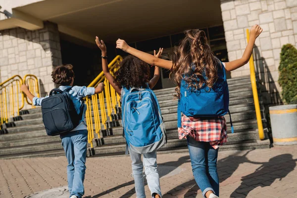 Grupo Colegas Escola Multirraciais Felizes Caminhando Para Escola Juntos — Fotografia de Stock