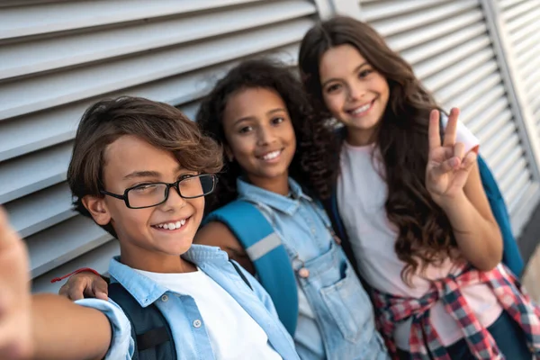 Los Niños Escuela Tomando Selfie Desde Teléfono Móvil Aire Libre — Foto de Stock