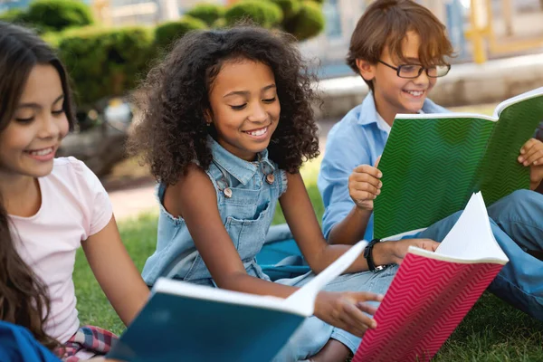 Primer Plano Lindos Niños Felices Escuela Con Mochilas Cuadernos Sentados — Foto de Stock