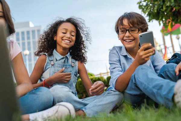 Niños Escuela Primaria Multiétnica Sentados Patio Recreo Divirtiéndose Juntos — Foto de Stock