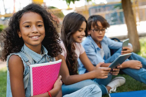 Ritratto Ragazza Carina Scuola Africana Bambini Sfondo Con Zaini Quaderni — Foto Stock