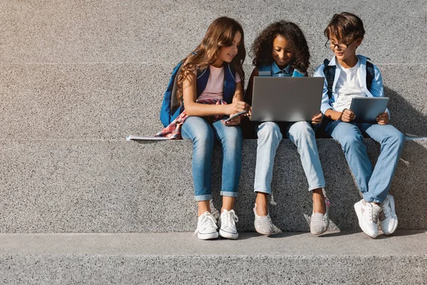 Dışarıda Elinde Dijital Cihazlarla Oturup Dizüstü Bilgisayara Bakan Mutlu Okul — Stok fotoğraf