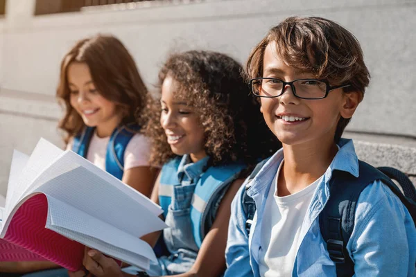 Retrato Niños Pequeños Con Mochilas Cuadernos Aire Libre Niño Sonriendo — Foto de Stock