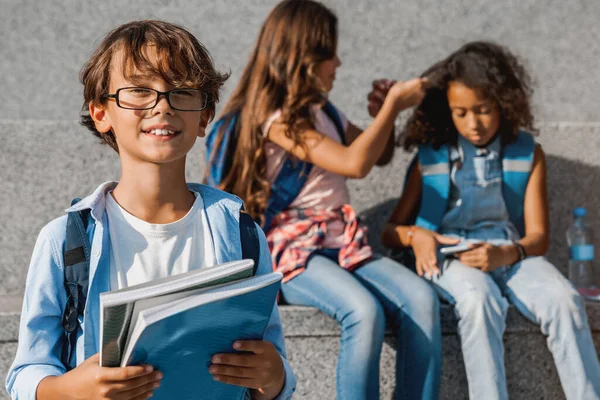 Retrato Niño Escuela Gafas Sonriendo Mirando Cámara Con Compañeros Clase — Foto de Stock