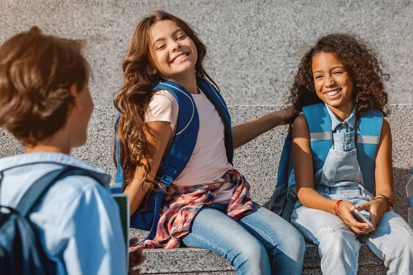 Gruppe Von Schulkindern Sitzt Auf Den Stufen Und Hat Spaß — Stockfoto