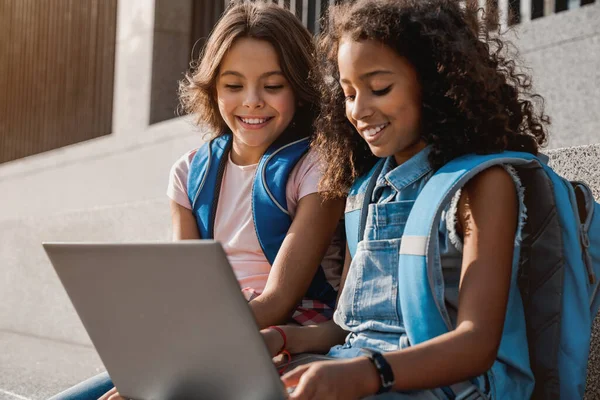 Duas Meninas Escola Feliz Usando Laptop Livre — Fotografia de Stock