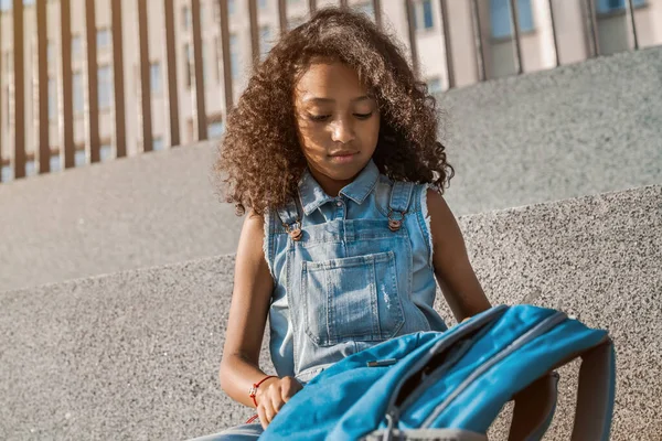 Portrait Mignonne Petite Fille Avec Sac Dos Scolaire Assis Extérieur — Photo