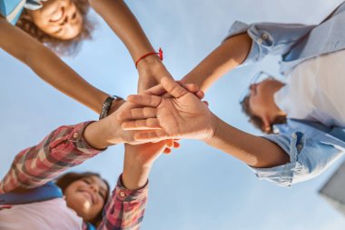 Birlik konsepti. Küçük çocukların ellerini içeride birleştirirkenki görüntüsü.