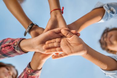 Birlik konsepti. Küçük çocukların ellerini içeride birleştirirkenki görüntüsü.