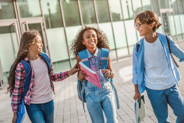 Okul Binasının Yanında Sırt Çantalarıyla Yürüyüp Gülen Bir Grup Mutlu — Stok fotoğraf