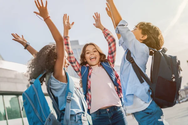 Elleri Havada Okulun Yanında Duran Mutlu Çocuklar — Stok fotoğraf