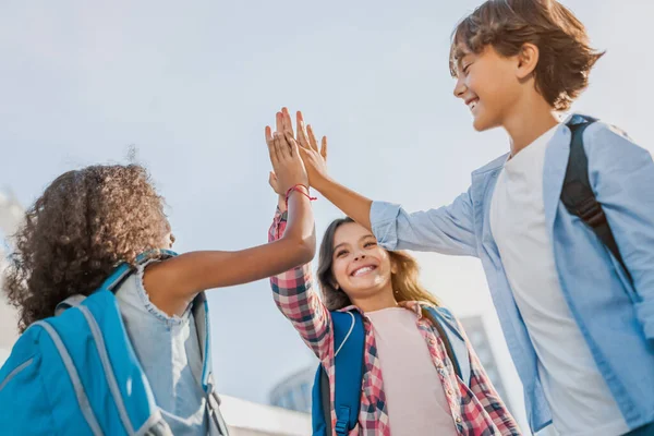 Mutlu Çocuklar Açık Havada Okulun Yanında Birbirlerine Beşlik Çakıyorlar — Stok fotoğraf
