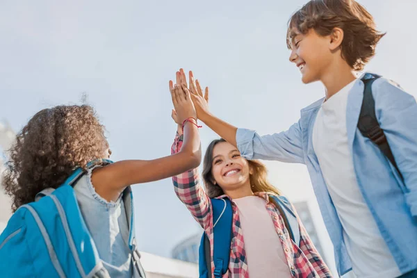 Niños Felices Que Dan Cinco Pie Cerca Escuela Aire Libre — Foto de Stock