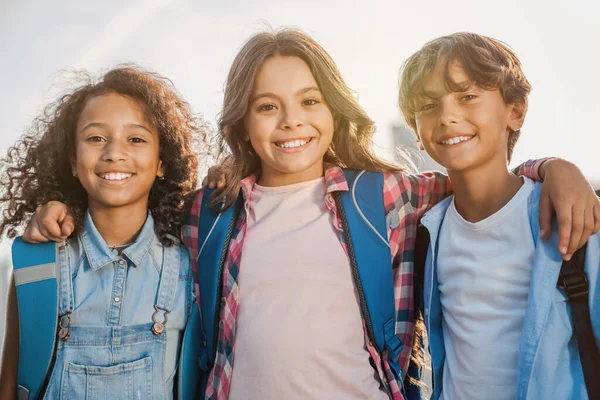 Retrato Niños Escuela Que Abrazan Sonríen Cámara Aire Libre — Foto de Stock