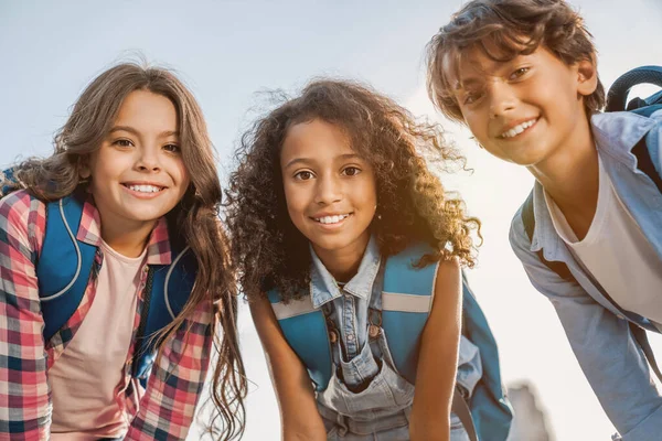 Portret Van Schoolkinderen Glimlachend Kijkend Buitenlucht — Stockfoto