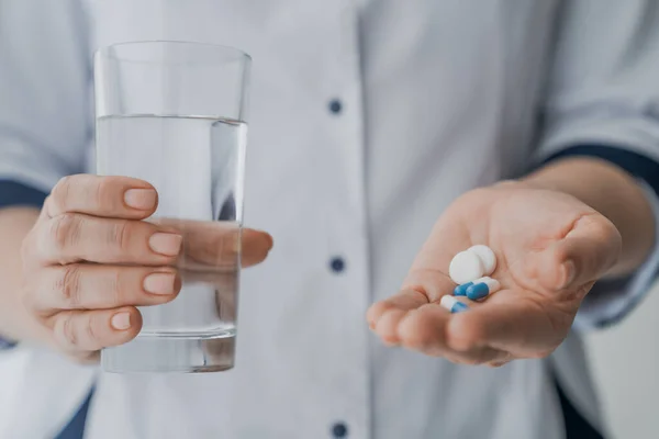 Potongan Tangan Dokter Memberikan Pil Dan Segelas Air — Stok Foto