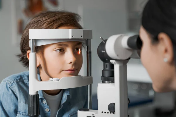 Felnőtt Női Orvos Szemész Ellenőrzi Látás Aranyos Gyermek Modern Klinikán — Stock Fotó