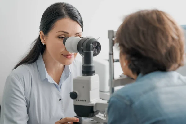 Attento Optometrista Esamina Paziente Bambino Sulla Lampada Fessura Nella Clinica — Foto Stock