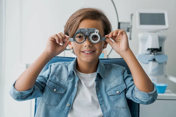 Szemészeti Vizsgálaton Átesett Fiatal Fiú Szemüveggel Orvosi Klinikán — Stock Fotó