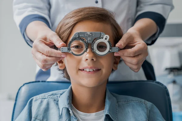 Niño Sonriente Con Gafas Comprueba Visión Ocular Oftalmólogo Pediátrico — Foto de Stock