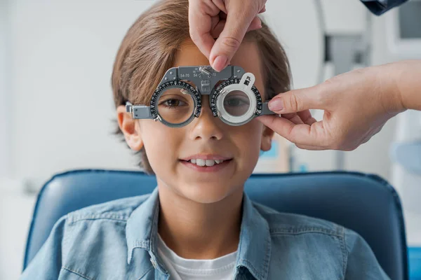 Junge Mit Phoropter Während Sehtests Augenuntersuchungen Augenklinik Optometriekonzept — Stockfoto