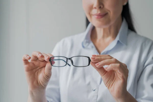 Oříznutý Obraz Atraktivní Mladé Doktorky Brýlemi Rukou Oční Klinice — Stock fotografie