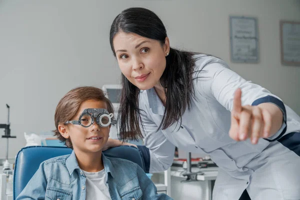 Examen Des Yeux Médecin Des Enfants Mettant Cadre Essai Sur — Photo