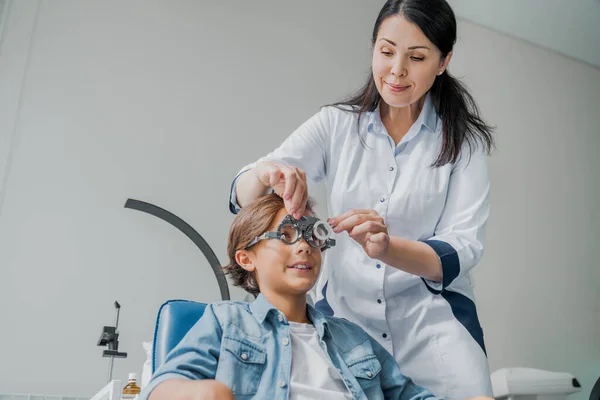 Female Doctor Holding Patient Special Glasses Eye Tests Selection Lenses — Stock Photo, Image