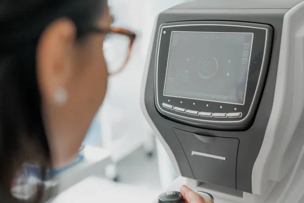 Lähikuva Naislääkäri Työskentelee Auto Refraktometri Kun Tarkkailun Silmät Klinikalla — kuvapankkivalokuva