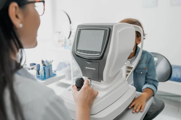 Female Doctor Testing Little Boy His Eyes Special Optical Apparatus — Stock Photo, Image