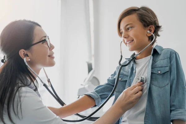 Ragazzo Felice Con Medico Femminile Utilizzando Stetoscopi Divertirsi Ospedale — Foto Stock