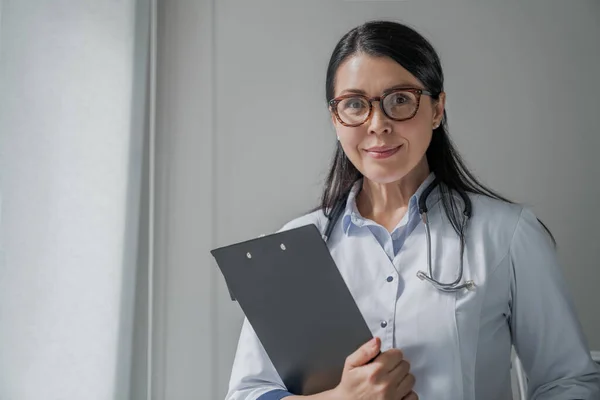 Selbstbewusste Ärztin Steht Büro Und Lächelt Die Kamera — Stockfoto