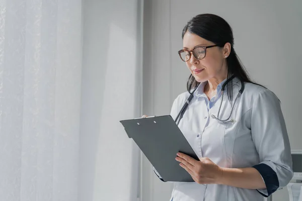 Médecin Féminin Avec Stéthoscope Écrit Prescription Sur Presse Papiers — Photo