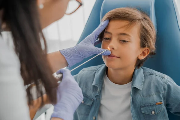 Volwassen Vrouwelijke Arts Controleren Patiënten Neus Tijdens Medisch Onderzoek — Stockfoto