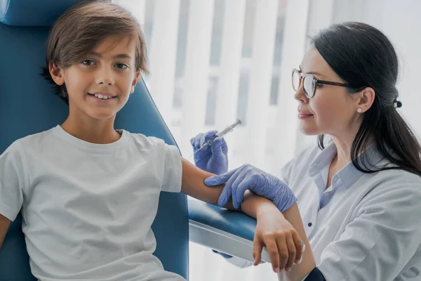 在诊所向小男孩注射女医生儿科疫苗 — 图库照片